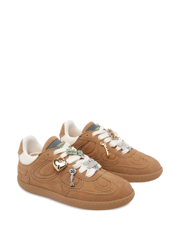 Sneakers in camoscio con ciondoli