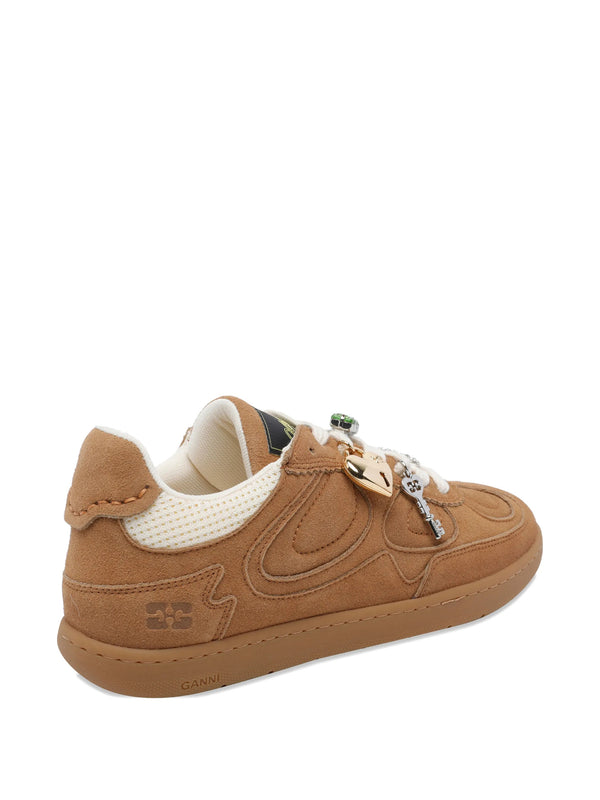 Sneakers in camoscio con ciondoli