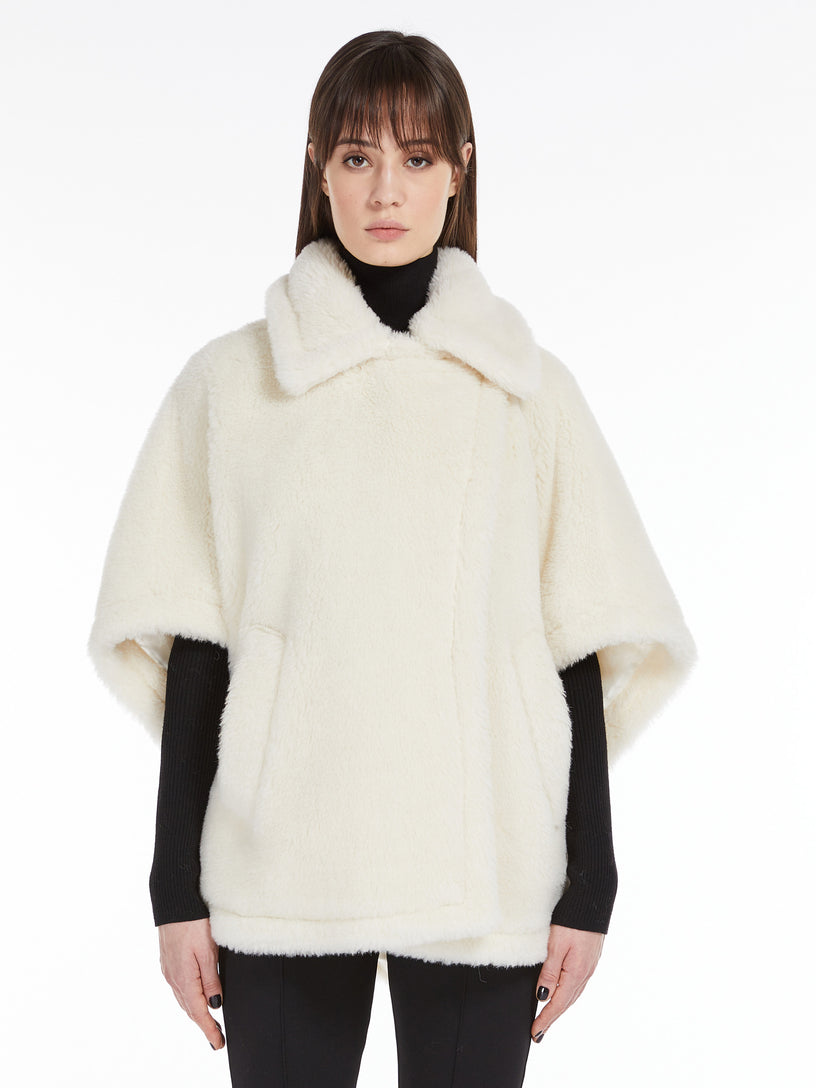 Short cape in Teddy Tebe1 fabric