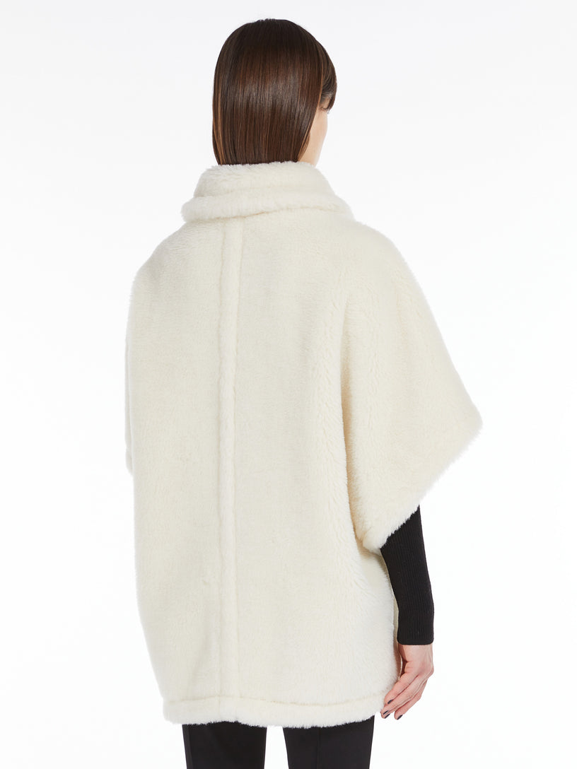 Short cape in Teddy Tebe1 fabric