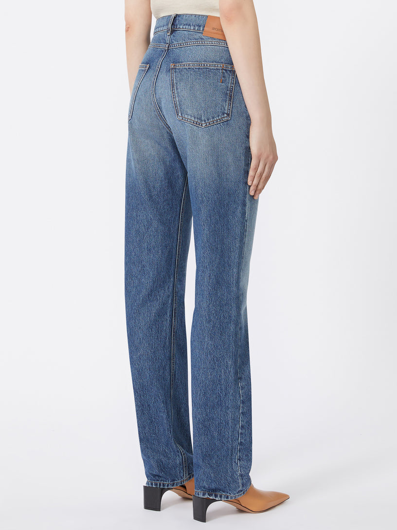 Low-waisted jeans