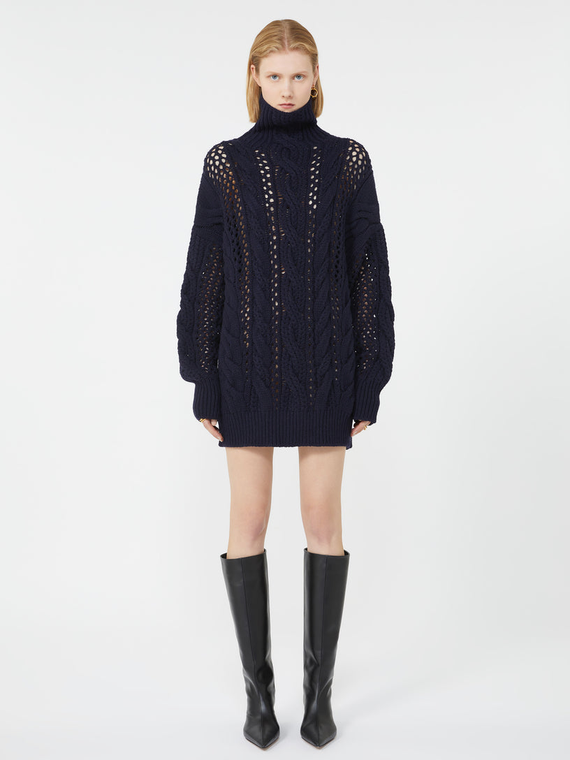 Oversized sweater with cables