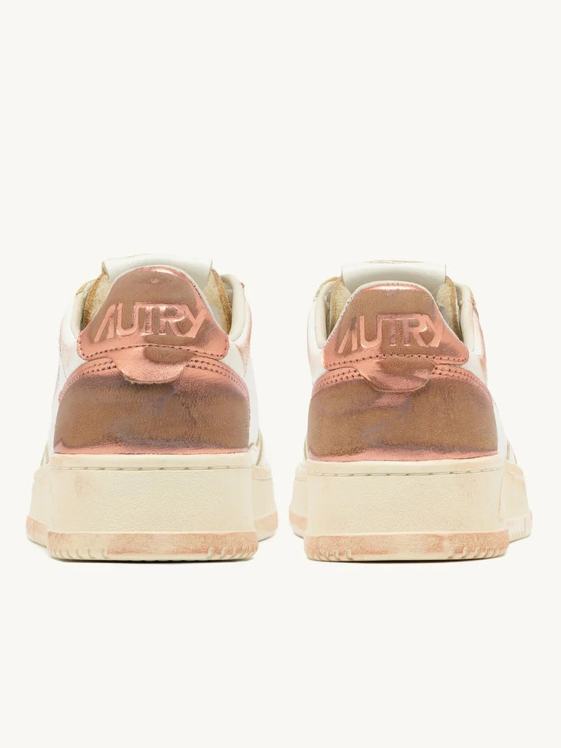 Sneakers medalist low in suede