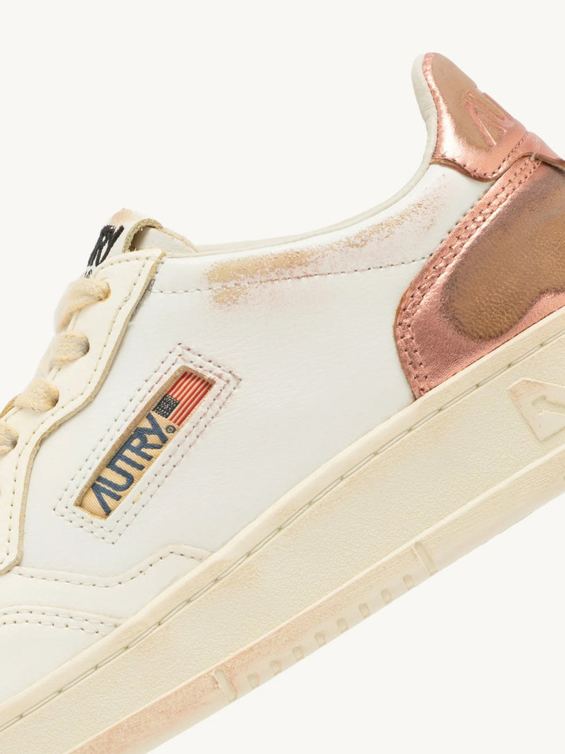 Sneakers medalist low in suede