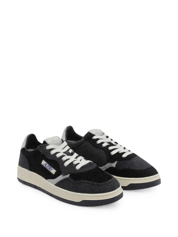 Medalist low in velvet and felt