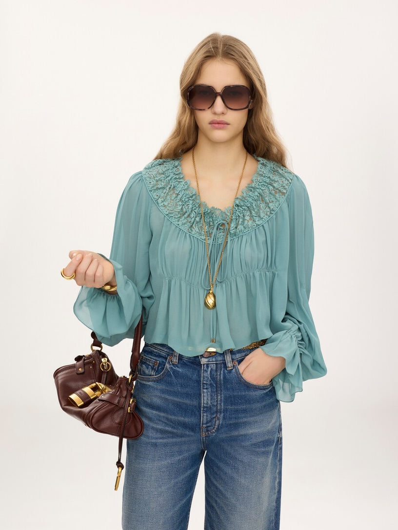 Top corto con scollo a U in georgette di seta e pizzo