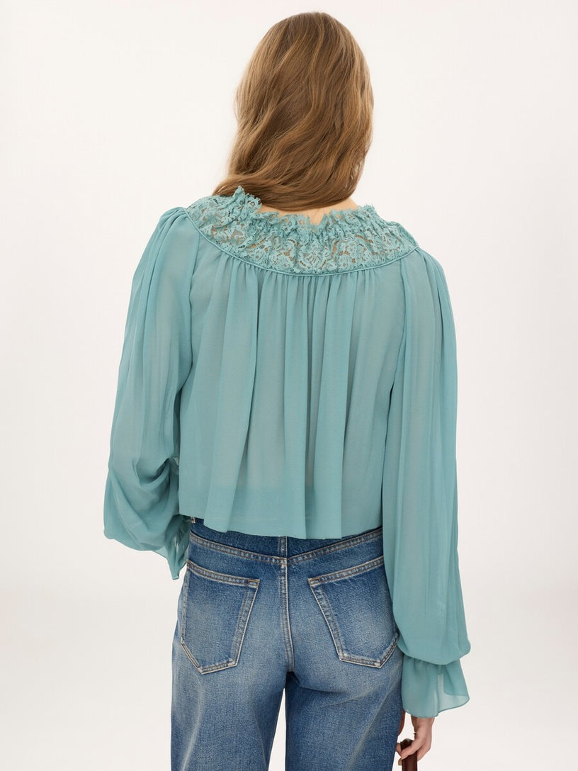 Top corto con scollo a U in georgette di seta e pizzo