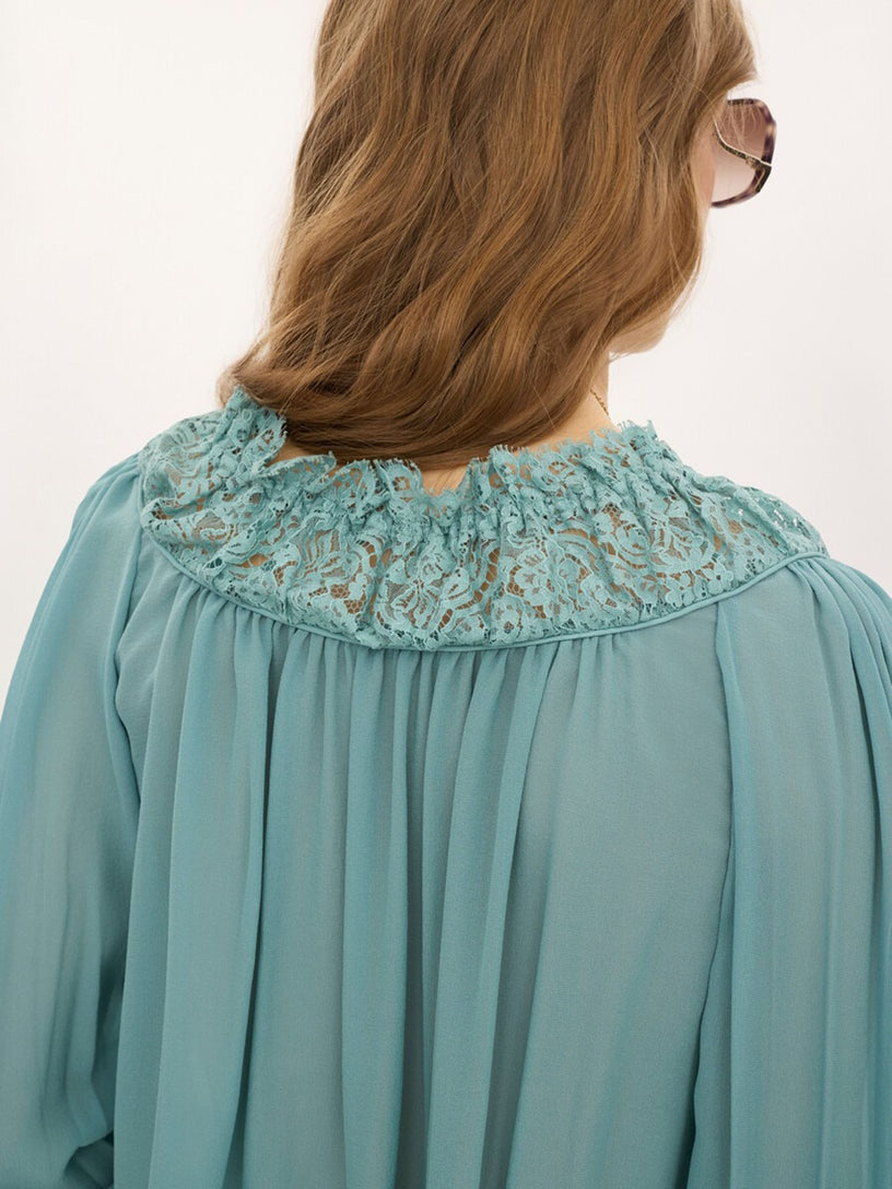 Top corto con scollo a U in georgette di seta e pizzo