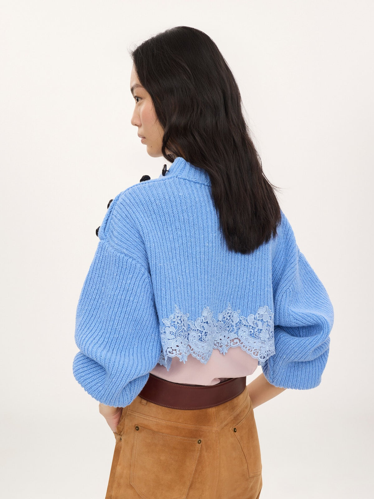 Pullover corto con pizzo