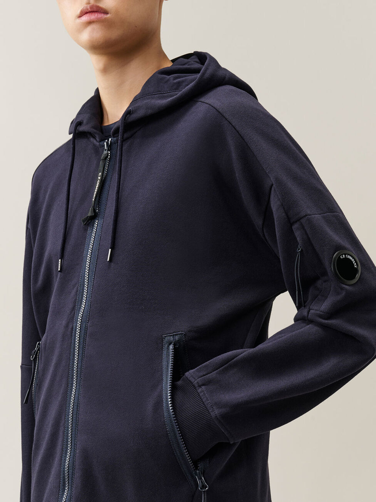 Felpa con cappuccio e zip diagonale in pile con lenti in rilievo