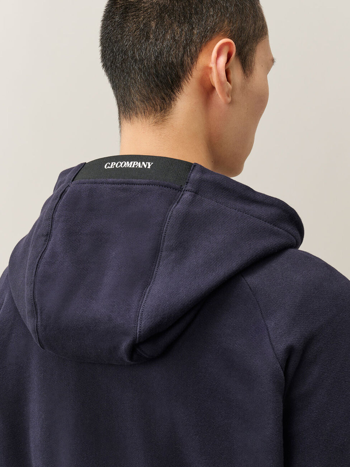 Felpa con cappuccio e zip diagonale in pile con lenti in rilievo