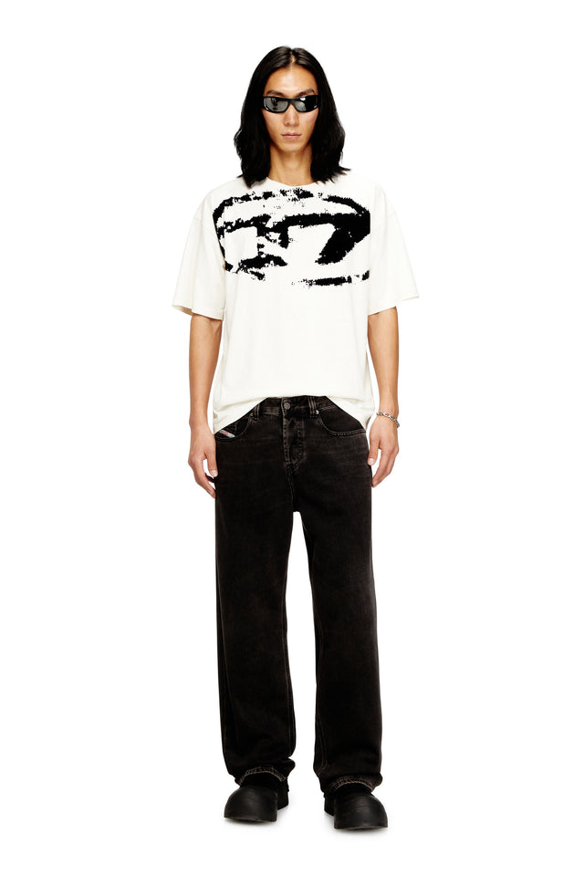 T-shirt con stampa distressed floccata
