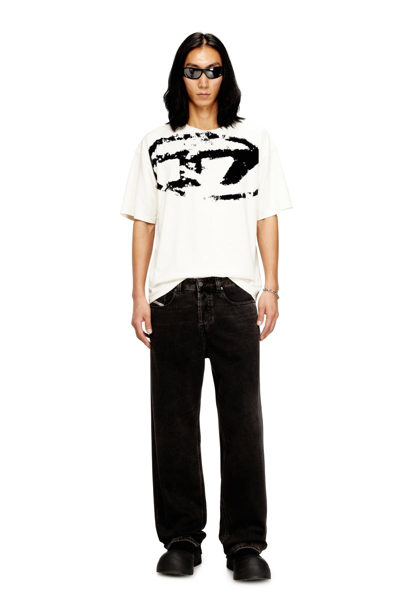 T-shirt con stampa distressed floccata