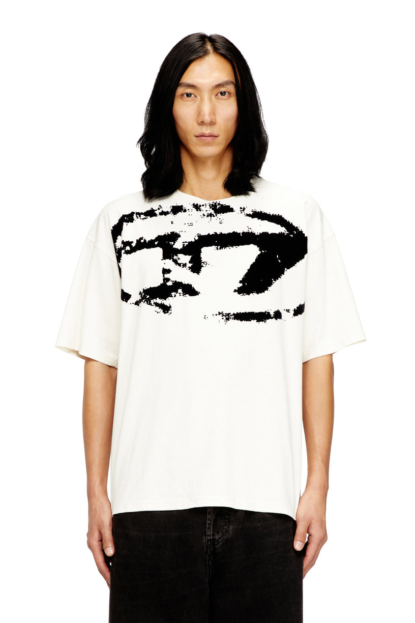 T-shirt con stampa distressed floccata