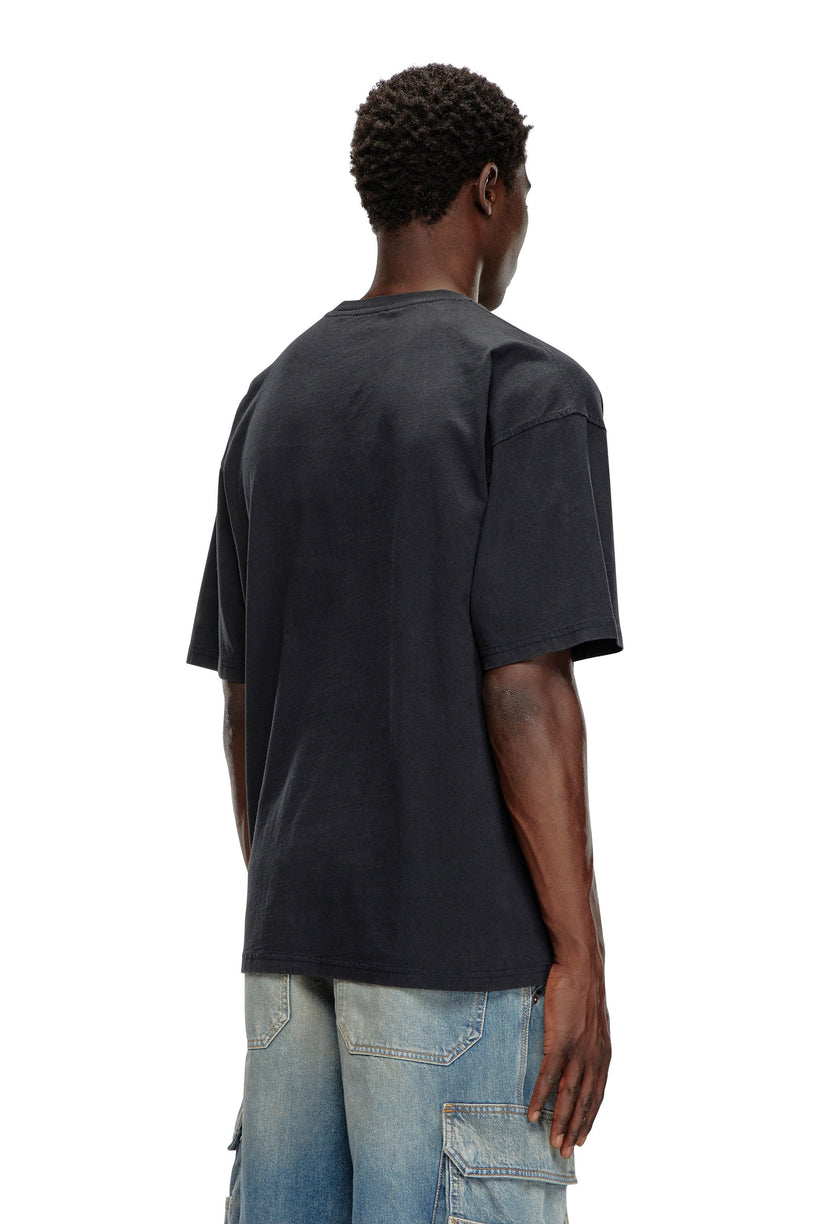T-shirt con stampa distressed floccata