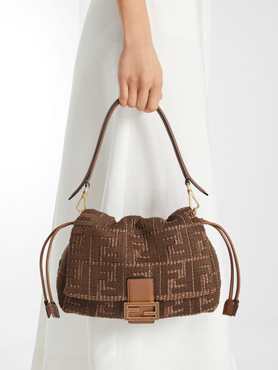 <H1 class=product-name style="BOX-SIZING: border-box; FONT-FAMILY: Georgia, sans-serif; FONT-WEIGHT: normal; MARGIN: 0px; LETTER-SPACING: -0.02em" kl-name="Mamma Baguette Medium Sellier brown raffia-effect material woven bag with FF embroidery" itemprop="name">Mamma Baguette Medium</H1>
<BR class=Apple-interchange-newline>