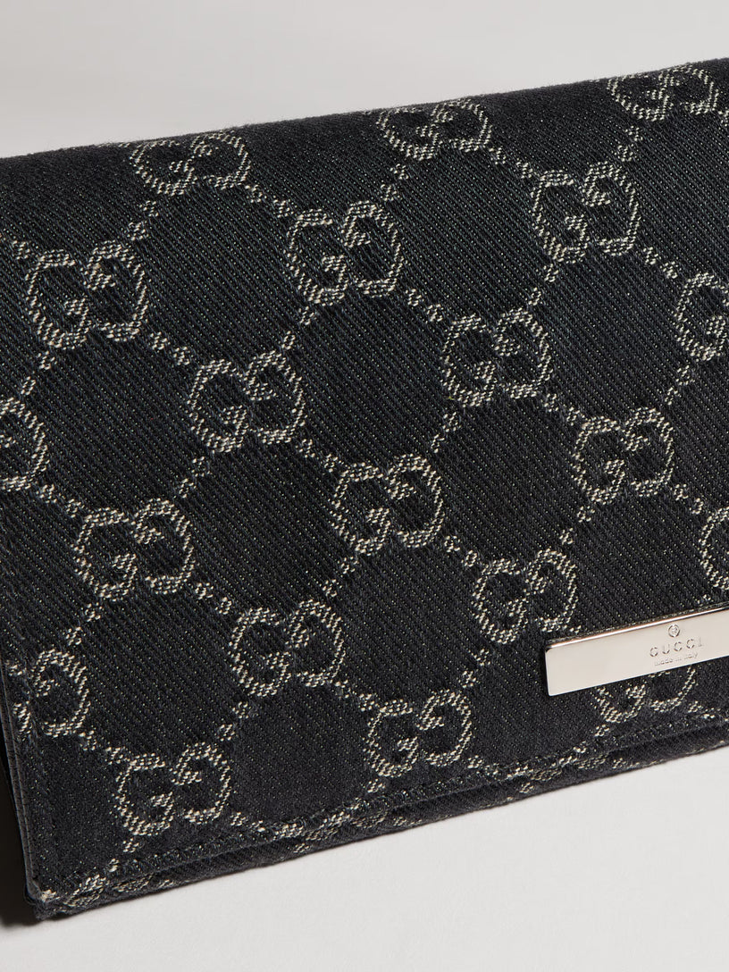 Pouch piccola con cinturino e placca Gucci