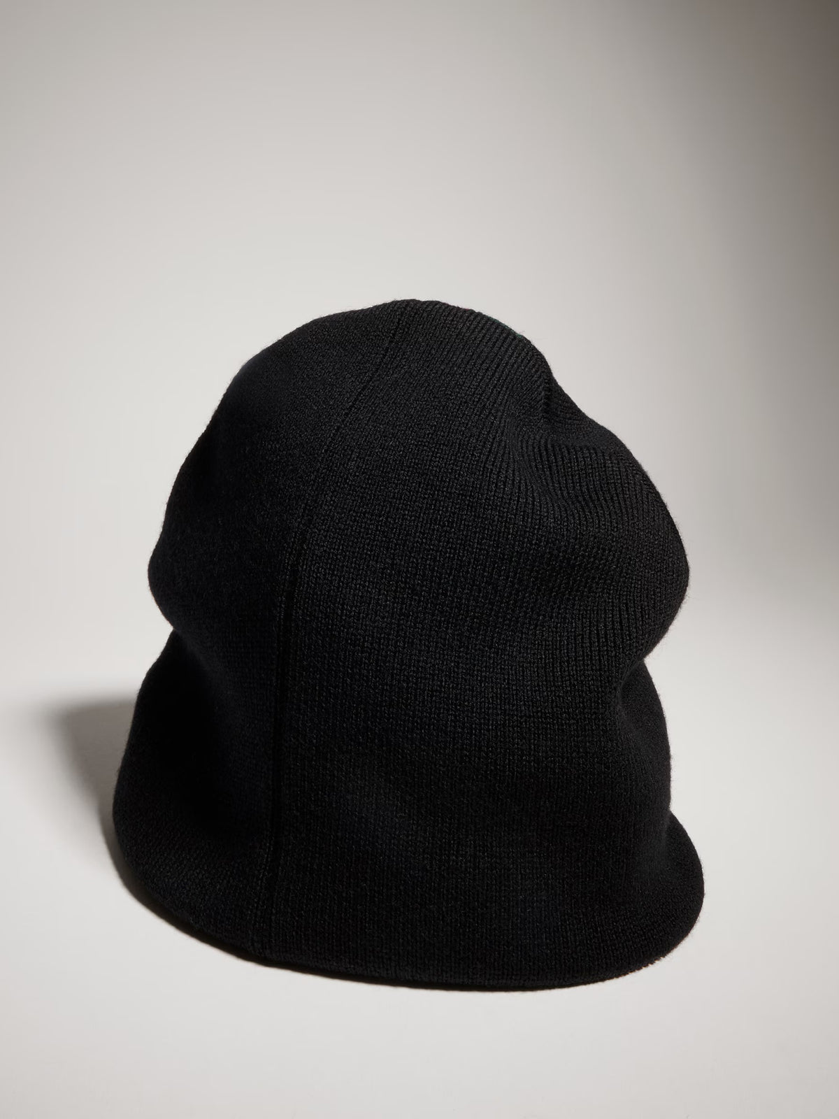 Cappello in lana con nastro Web