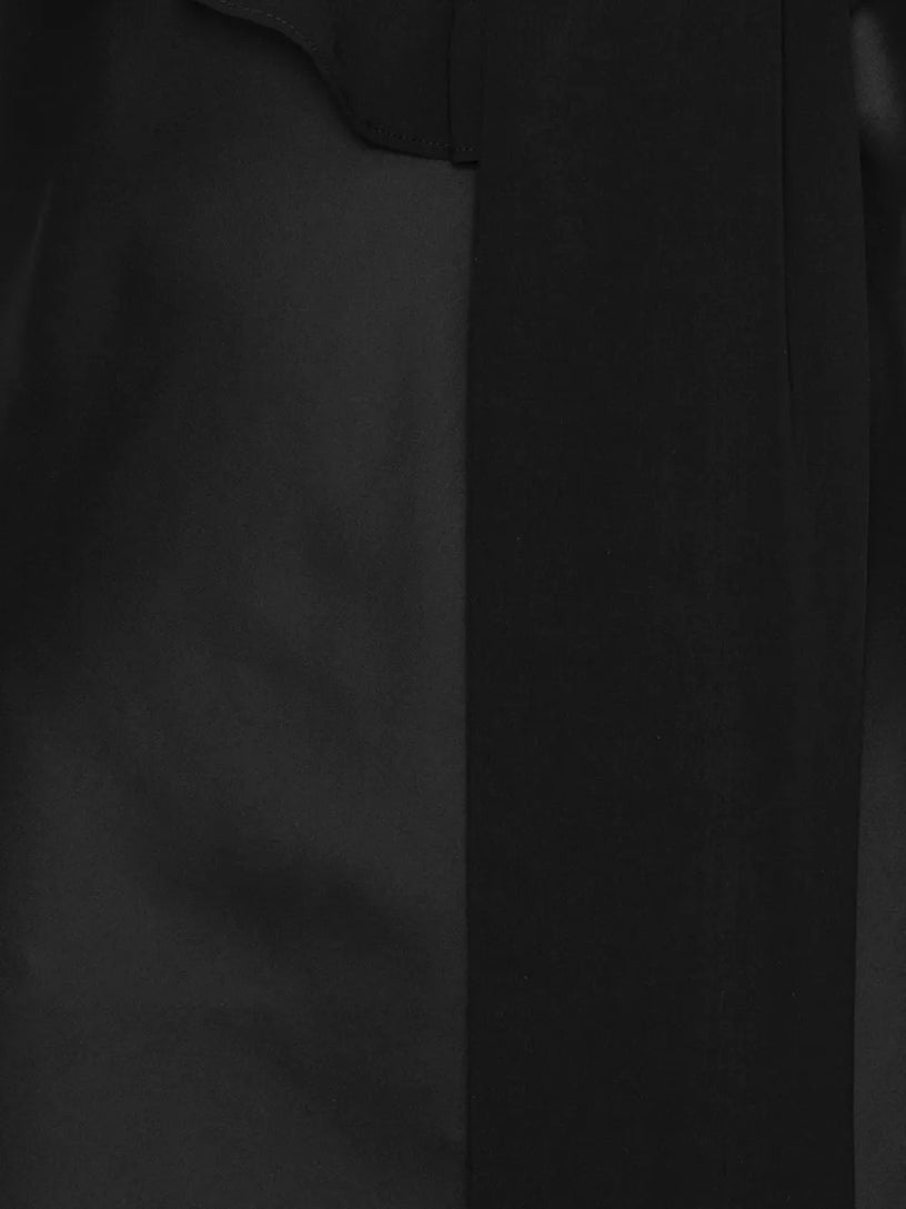 Abito nero con scollo a V