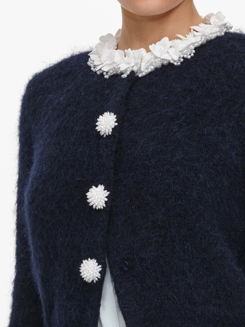 Maglione con fiori e rifiniture in perle