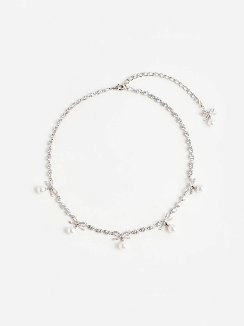 Collana con ciondolo a forma di fiocco di cristallo e perla