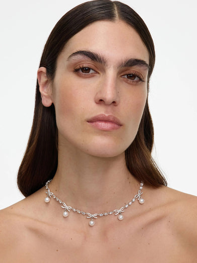 Collana con ciondolo a forma di fiocco di cristallo e perla