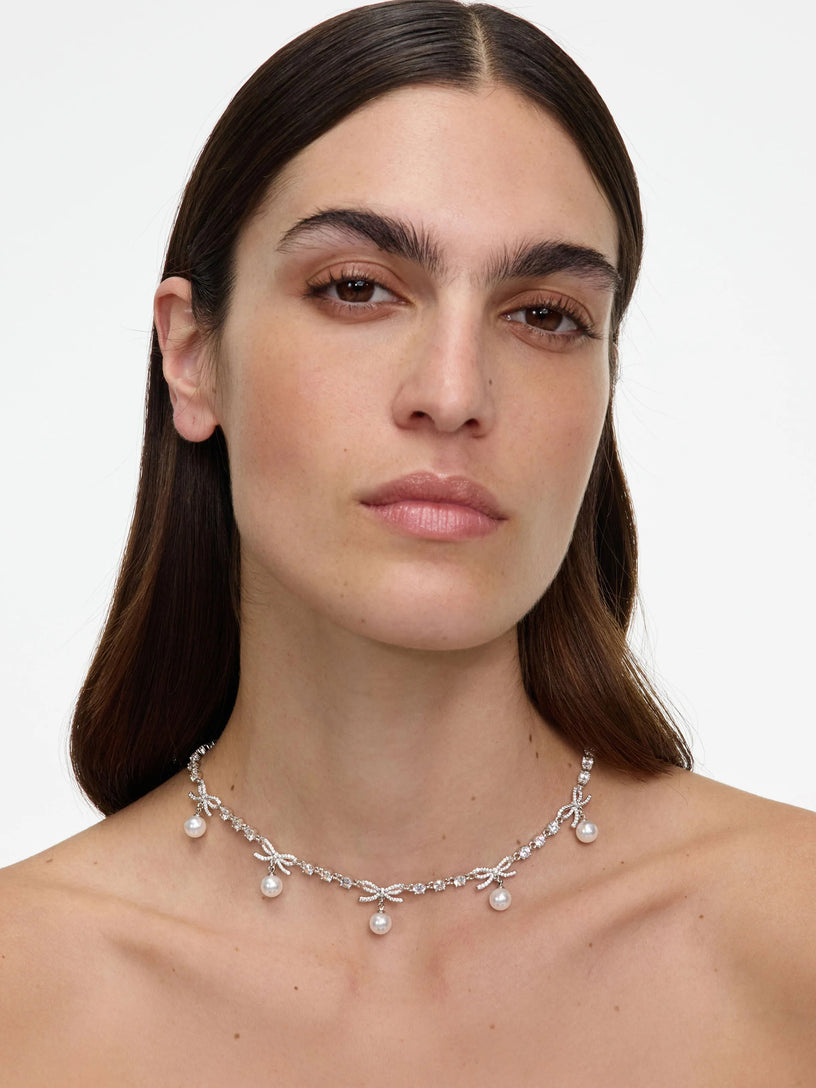 Collana con ciondolo a forma di fiocco di cristallo e perla