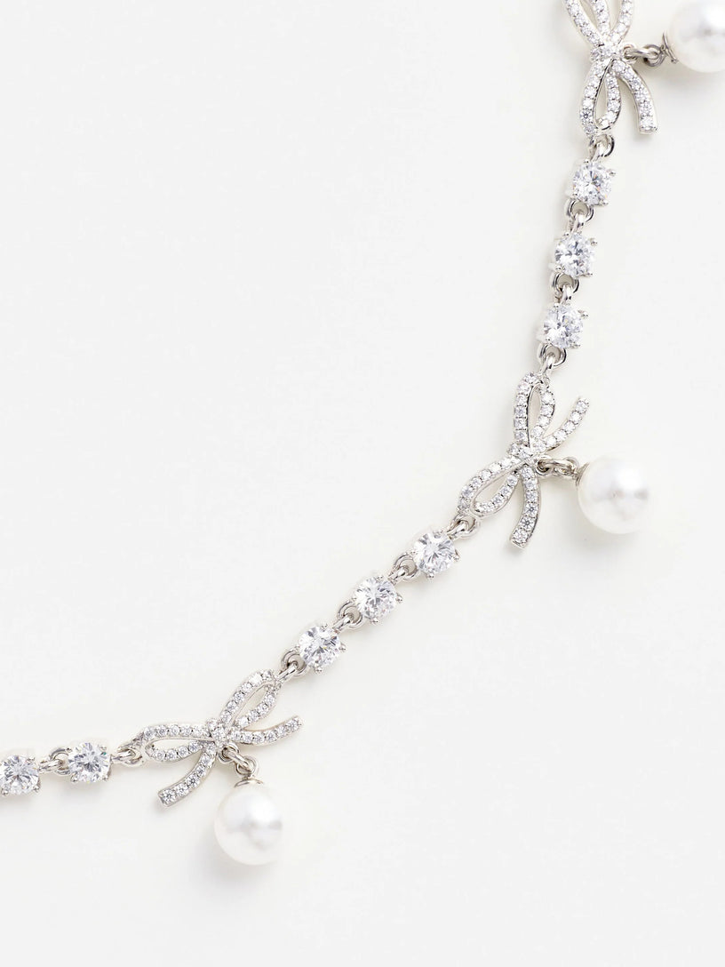 Collana con ciondolo a forma di fiocco di cristallo e perla