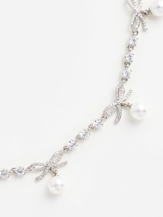 Collana con ciondolo a forma di fiocco di cristallo e perla