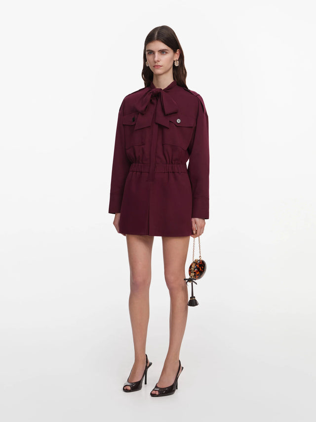 Tutina corta in twill con fiocco al collo