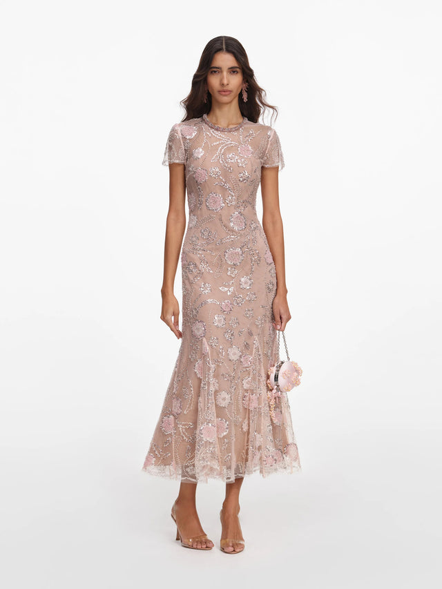 Abito midi rosa con decorazioni di paillettes e fiori