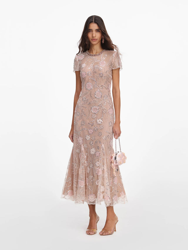 Abito midi rosa con decorazioni di paillettes e fiori