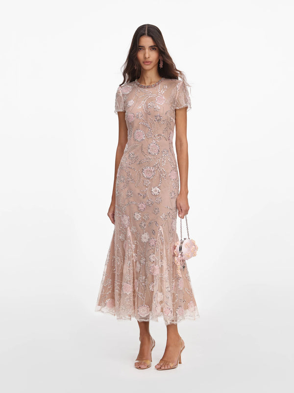 Abito midi rosa con decorazioni di paillettes e fiori