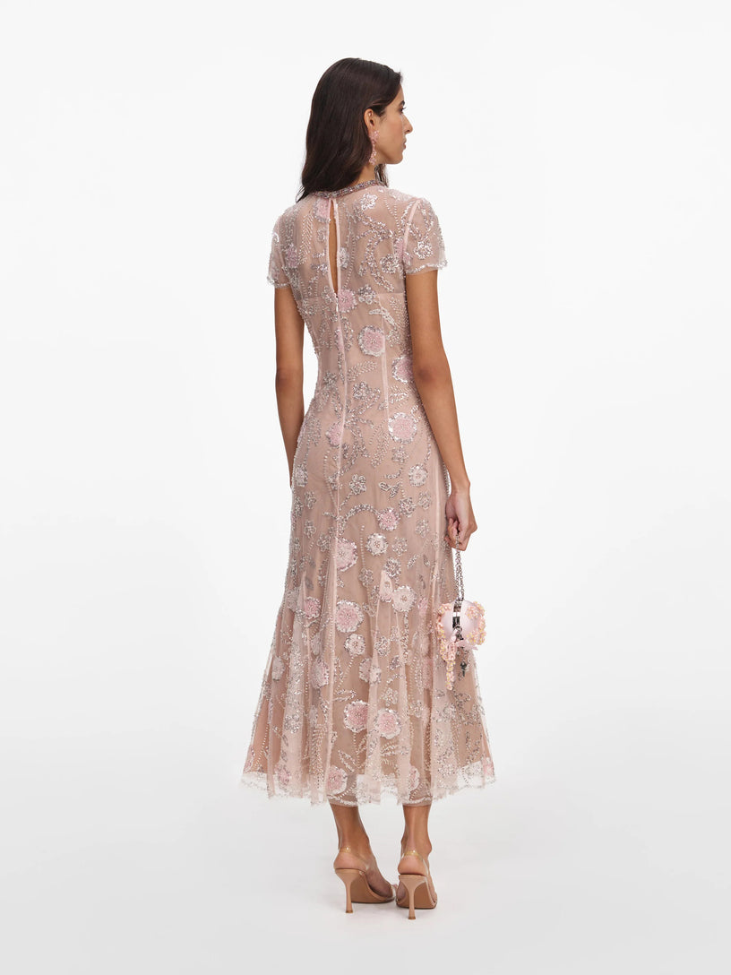 Abito midi rosa con decorazioni di paillettes e fiori