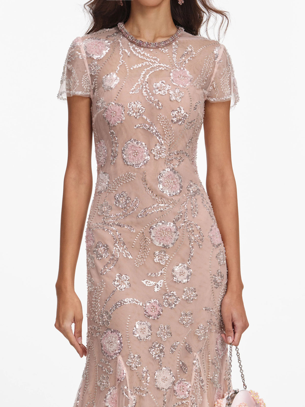 Abito midi rosa con decorazioni di paillettes e fiori