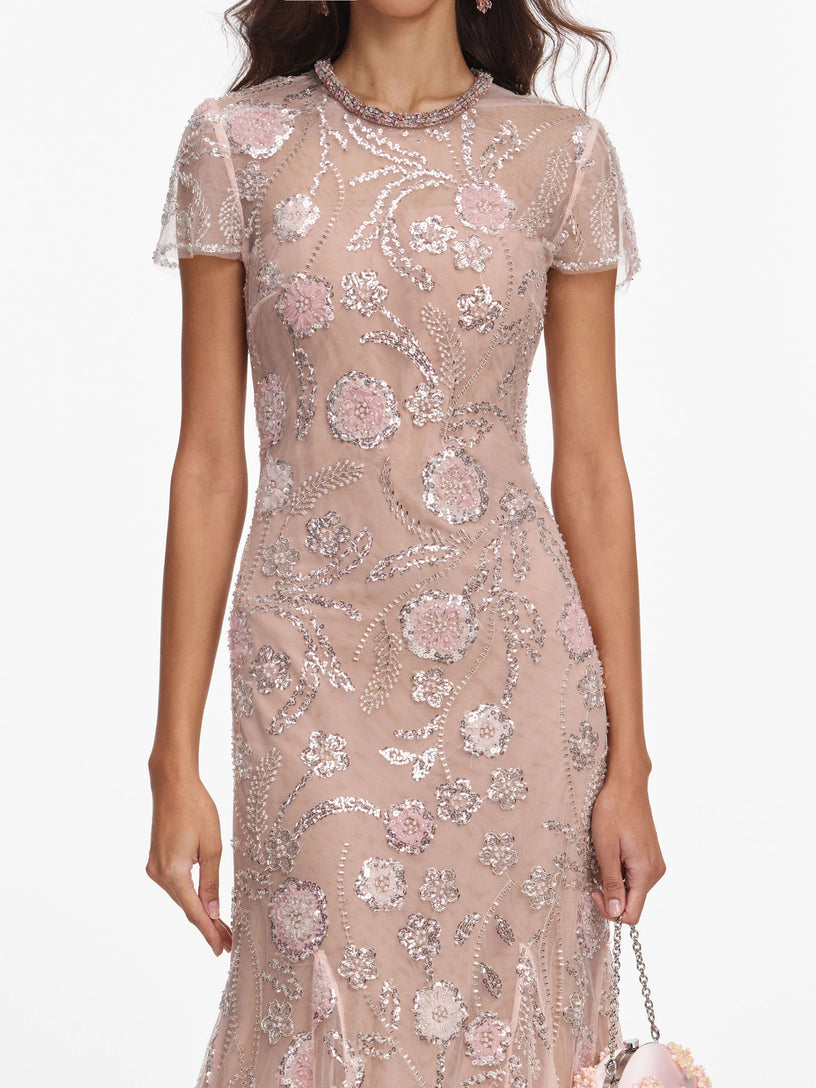 Abito midi rosa con decorazioni di paillettes e fiori