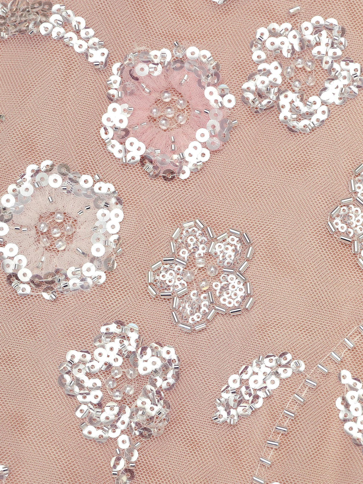 Abito midi rosa con decorazioni di paillettes e fiori
