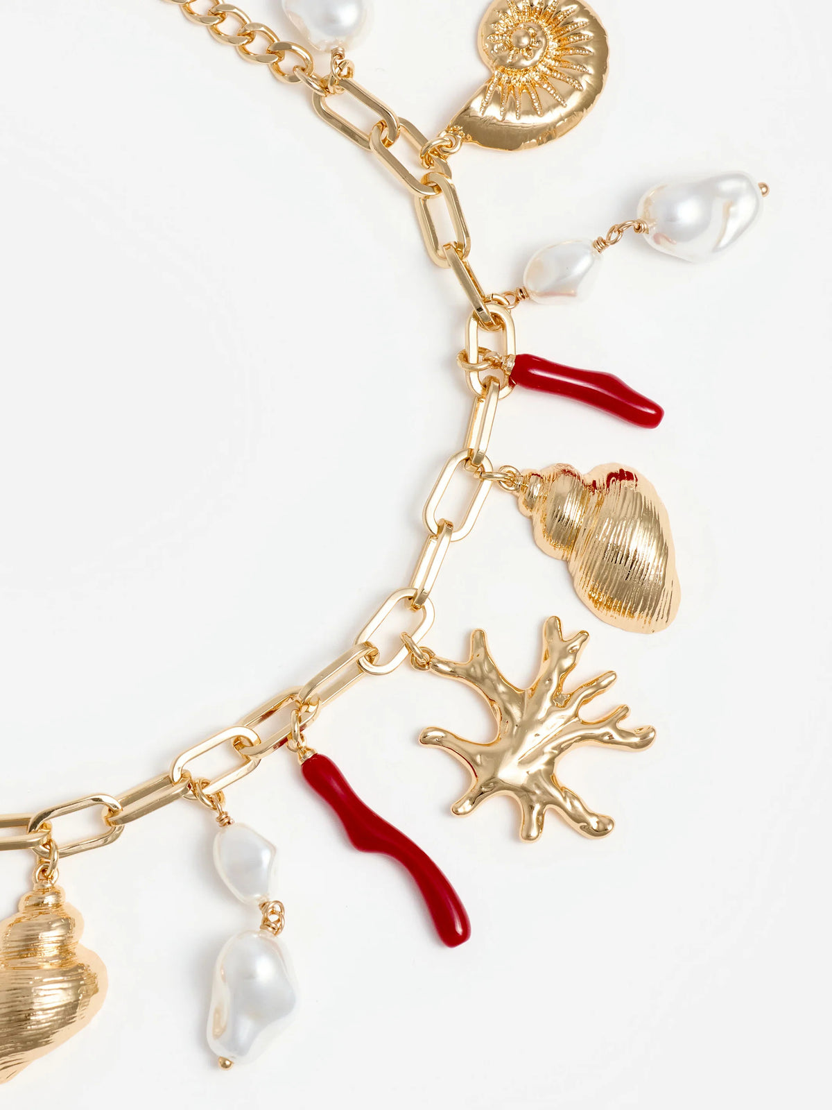 Bracciale con ciondoli in corallo dorato e perla