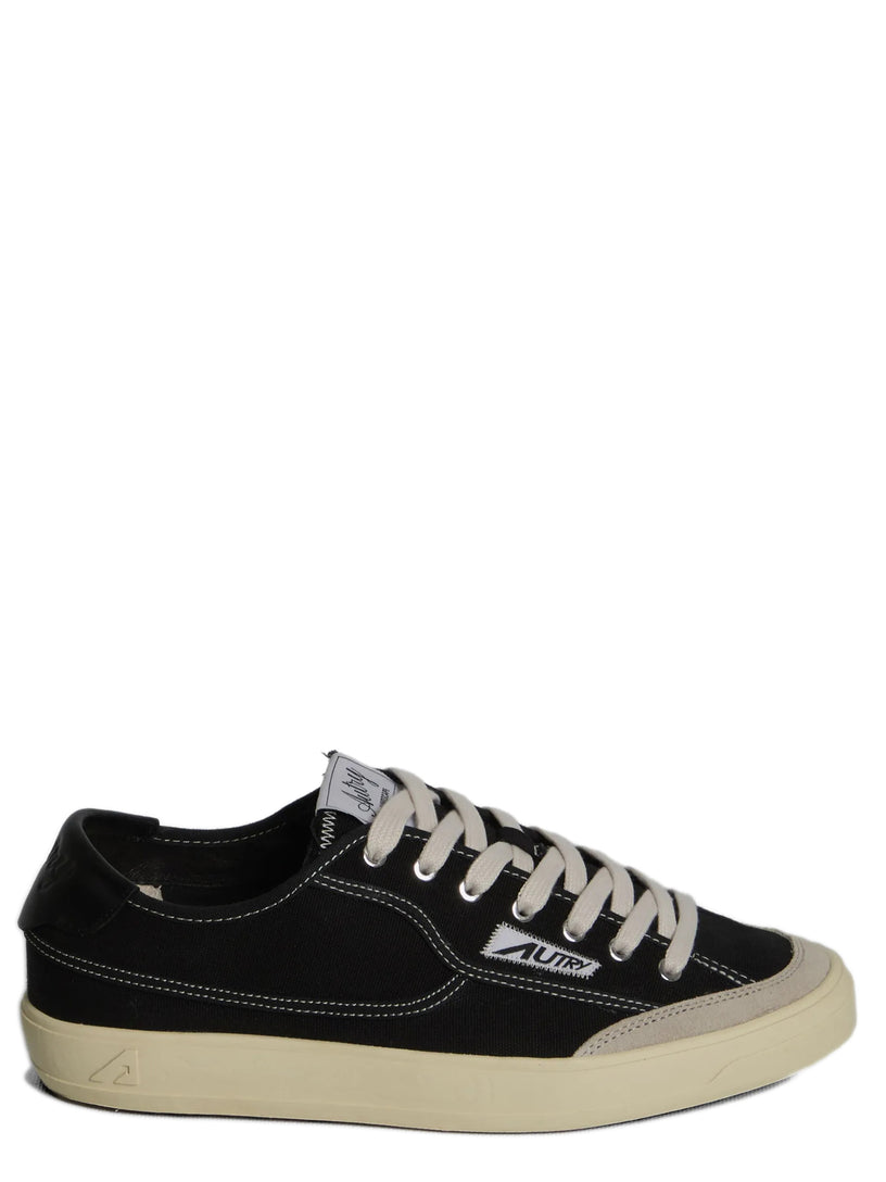 Sneakers windscape low in canvas