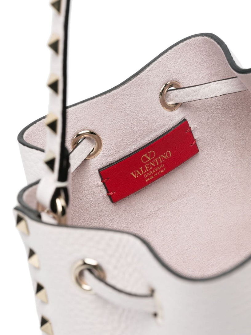 Rockstud bucket bag in grained calfskin