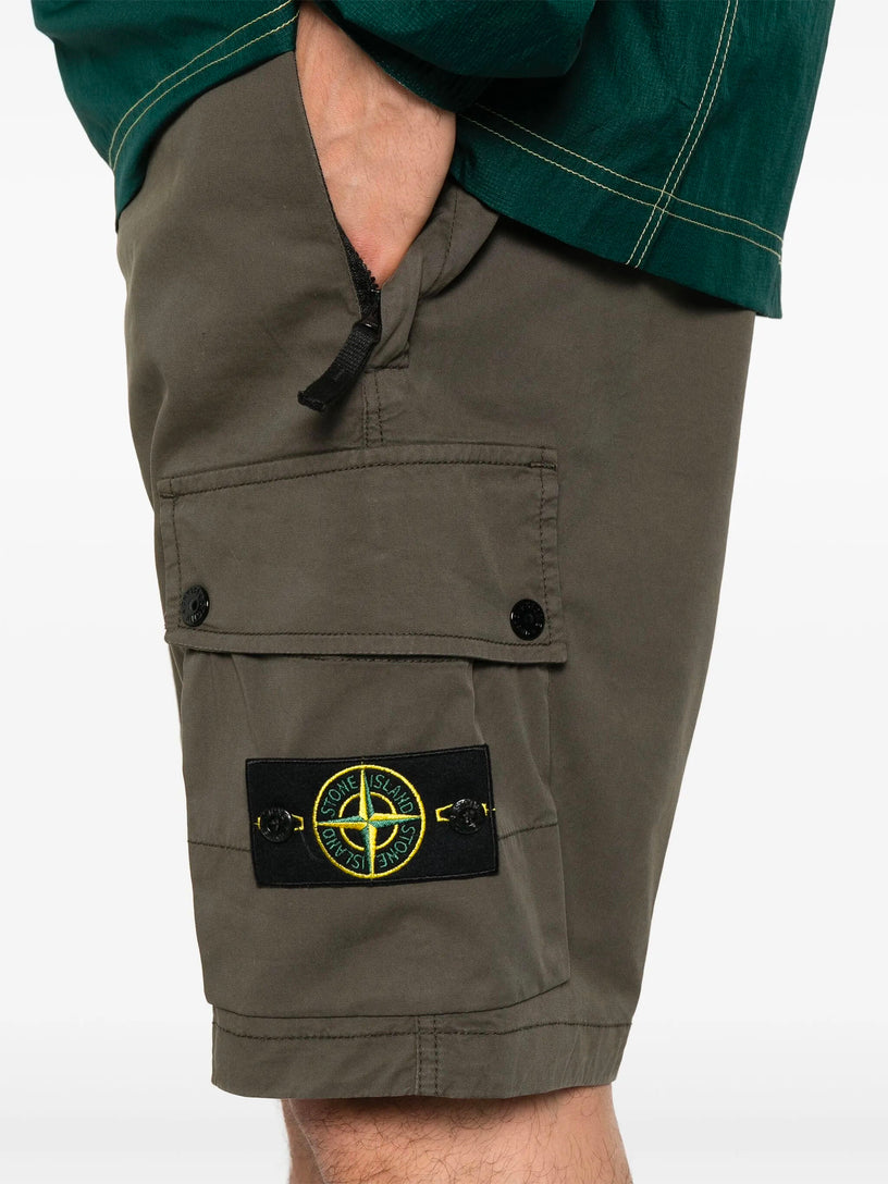 Bermuda shorts with badge