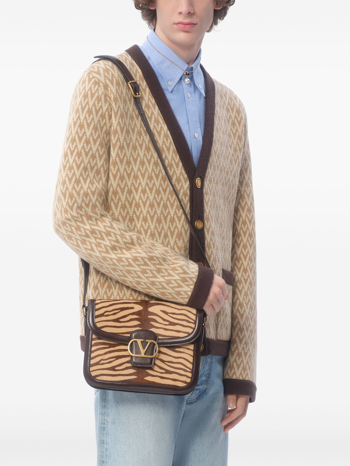 Wool cardigan with toute la V motif