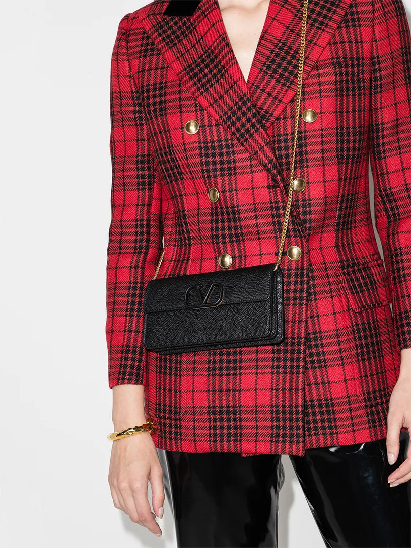 VLogo Signature grainy calfskin wallet