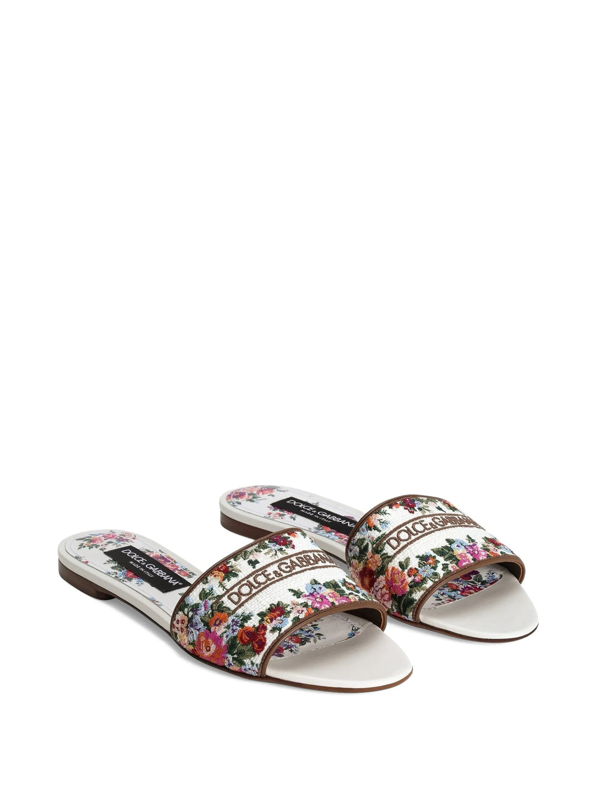 Flat slippers with embroidery