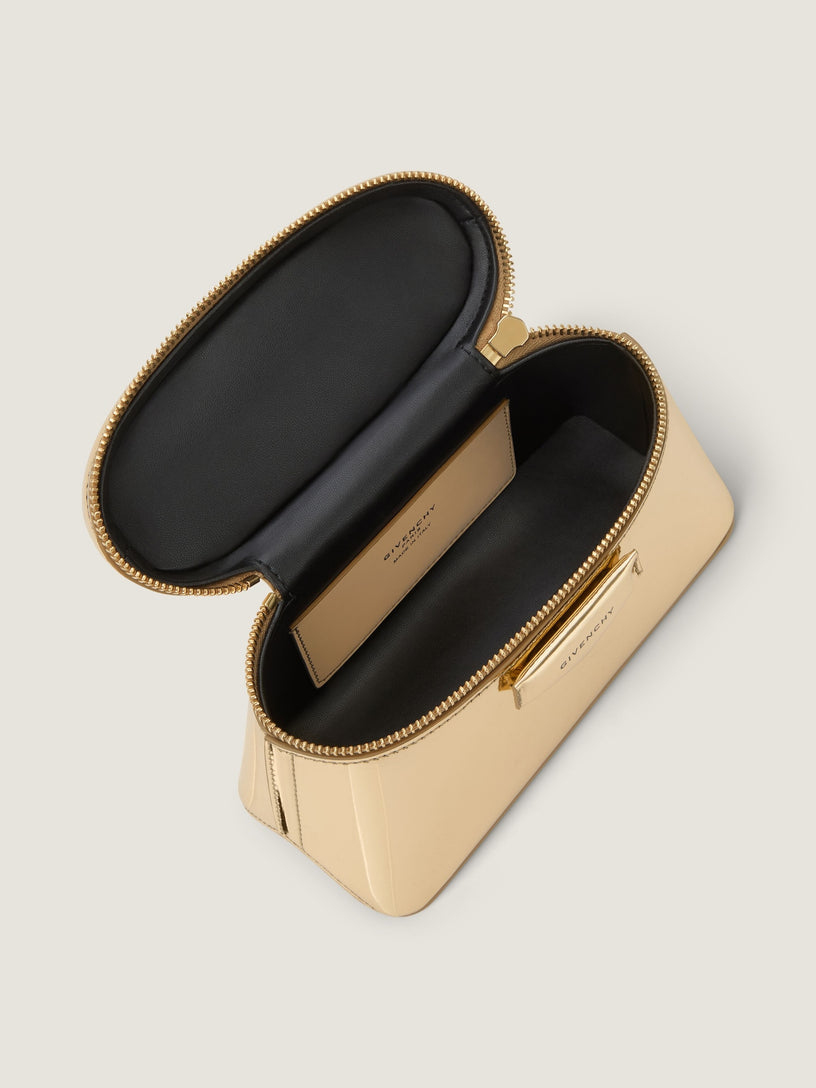 Beauty case Antigona in pelle effetto specchio con catena